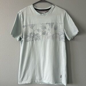 Men’s light blue tropical floral pattern accent t-shirt!